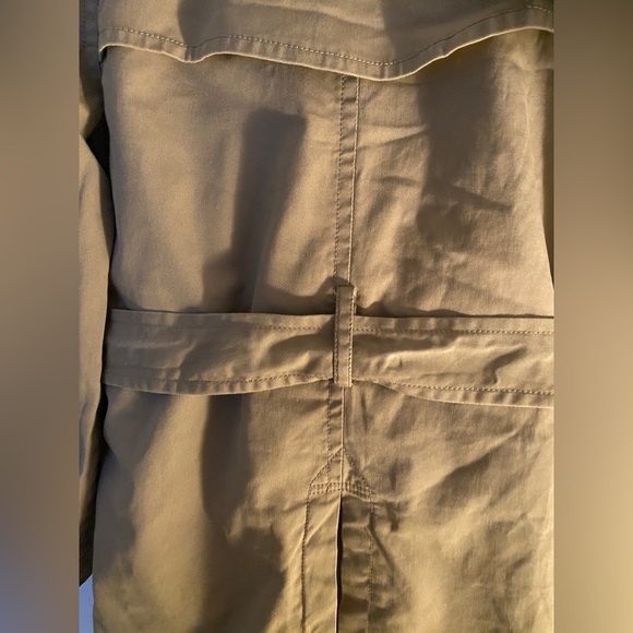 GAP layered trench coat. Beige gray & yellow lining. Removable layer Size: M - Picture 9 of 12